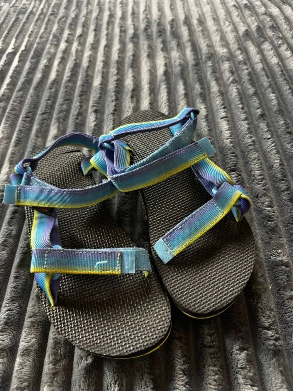 Teva Girls Sandsls Size 4